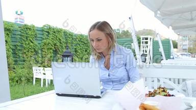 女商人在咖啡馆做笔记本电脑